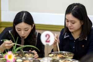 [서울포토] ‘이맛이야~’ 평양 옥류관 찾은 북한 주민들