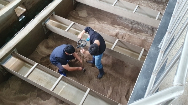 21일 서귀포시 강정정수장을 방문한 환경부 역학조사반 조사원들이 정수장 여과시설을 점검하고 있다.(제주도) 