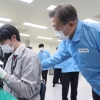 [서울포토] 공장 시찰, 직원 격려하는 문 대통령