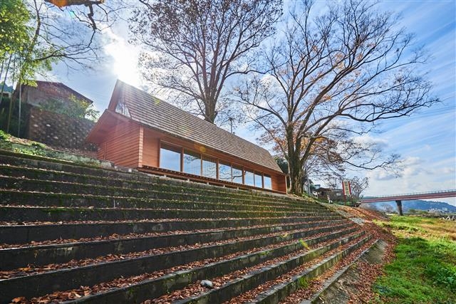 일본 나라현 요시노 마을의 ‘요시노 삼나무집’의 모습. 삼나무로 일본 전통 건축양식을 따라 지어진 이 집은 찻집과 공유숙박 시설로 이용되고 있는데, 건축물로서 가치를 인정받으면서 지역의 도시재생에 큰 역할을 했다는 평가를 받고 있다. 에어비앤비 제공