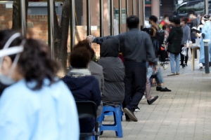 코로나 신규 확진자 일주일 만에 100명대… 새 집단감염 늘어