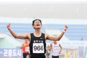 김태진 남자 10000m 우승... 여고부 신유진 원반던지기 우승