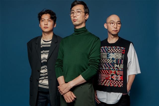 환경, 혐오 등 주제는 물론 레트로까지 최근 관심사를 음악에 녹인 이디오테잎 디알(왼쪽부터), 디구루, 제제는 “첫 싱글 나오고 ‘살아 있네’라는 댓글이 기억난다”며 “계속 새로운 음악을 들려 드리고 싶다”고 했다. 두루두루 아티스트 컴퍼니 제공