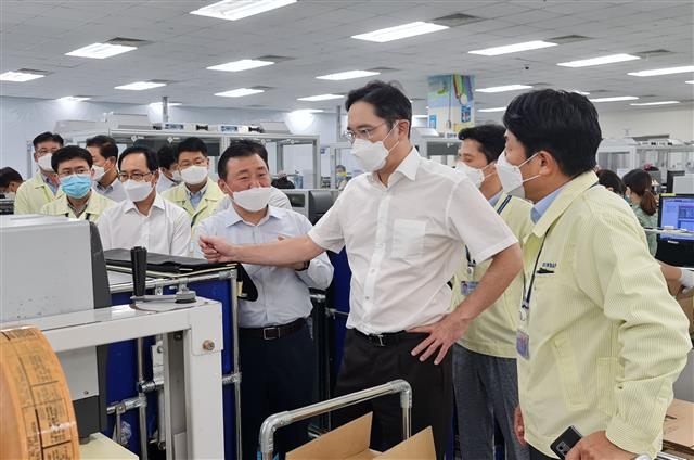 이재용(오른쪽 세 번째) 삼성전자 부회장이 지난 21일 베트남 하노이 인근 삼성전자 스마트폰 생산 공장을 찾아 바로 곁에 있는 노태문(네 번째) 무선사업부장(사장)의 설명을 들으며 시설을 점검하고 있다. 삼성전자 제공