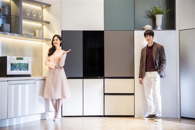 배우 유연석(오른쪽)과 성유리가 LG전자의 새 공간 인테리어 가전 브랜드 ‘LG 오브제컬렉션’ 신제품을 소개하고 있다. 왼쪽부터 광파오븐, 상냉장 하냉동 냉장고, 김치 냉장고. LG전자 제공