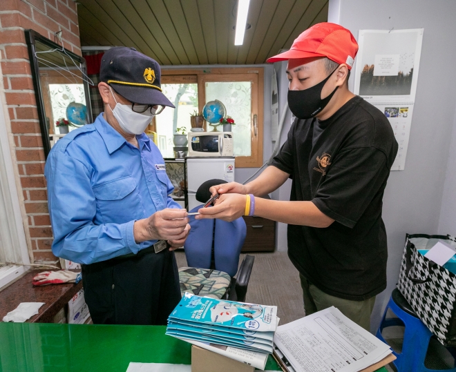 서울 강서구에서 관내 경비노동자에게 마스크를 지원하고 있다. 강서구 제공