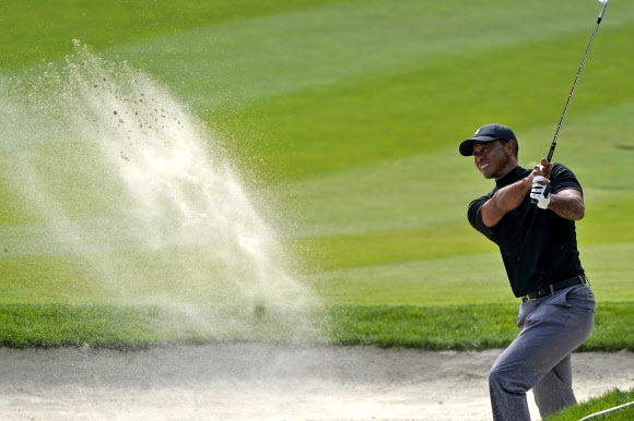 타이거 우즈가 23일 PGA 투어 조조 챔피언십 1라운드 13번홀에서 벙커샷을 날리고 있다. AP 연합뉴스