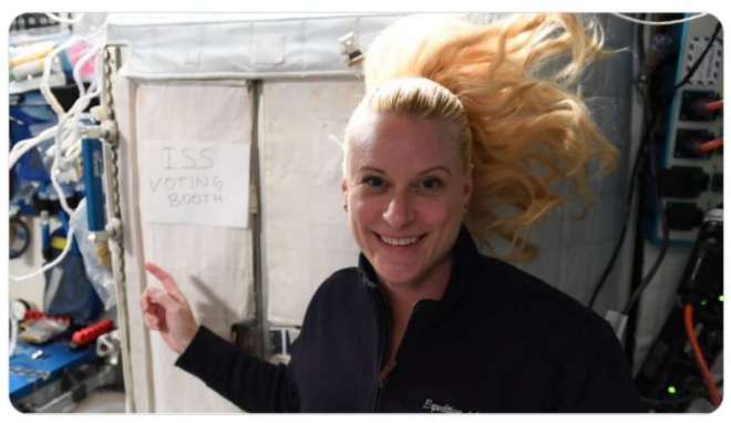 국제우주정거장(ISS)에 지난 14일(이하 현지시간) 도착해 임무를 수행하고 있는 미국 항공우주국(NASA) 우주비행사 케이트 루빈스가 미국 대선을 열이틀 앞둔 22일 사전 투표를 마친 뒤 기표소를 가리키며 웃음 짓고 있다. 무중력 상태라 금발 머리가 허공에 붕 떠 있는 것이 재미있다. NASA 트위터 캡처