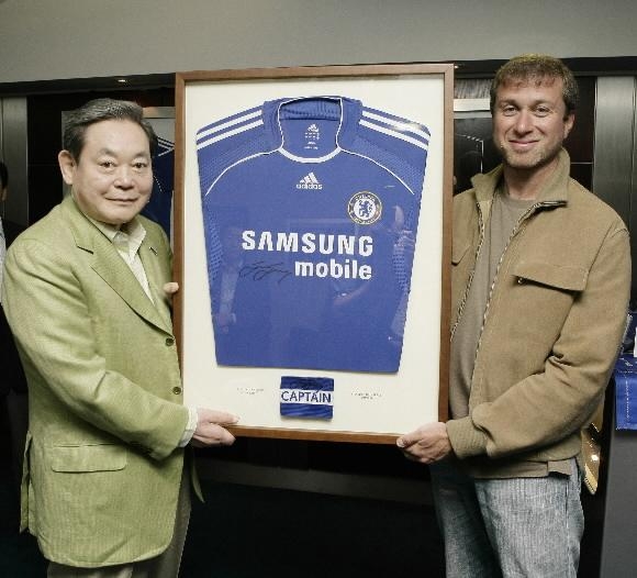 이건희 회장이 로만 아브로모비치 첼시 구단주로부터 주장 존테리의 사인이 담긴 유니폼 선물 받고 있다. 서울신문 DB