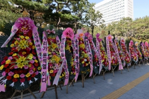 윤석열 응원 화환에… 진혜원 “징역1년감”