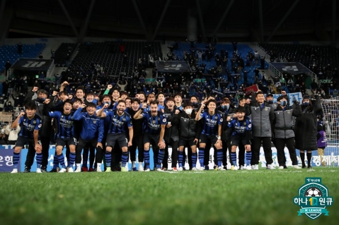 24일 프로축구 부산 아이파크에 역전승을 거두고 강등 전쟁을 시즌 최종전까지 끌고간 인천 유나이티드 선수들이 경기 뒤 환호하고 있다. 한국프로축구연맹 제공