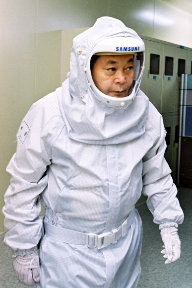 이 회장이 지난 2004년 방호복을 입고 삼성전자 반도체 설비 시설을 찾은 모습.  삼성 제공