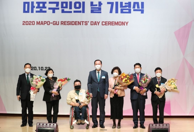 유동균(가운데) 서울 마포구청장이 지난 23일 구청 2층 대강당에서 개최된 마포구민의 날 행사에서 상패 수여 후 구민상 수상자들과 함께 기념촬영하고 있다. 마포구 제공