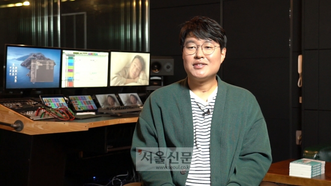 지난 15일 서울 강남에 있는 한 녹음실에서 인터뷰에 응하고 있는 서준범 감독 모습