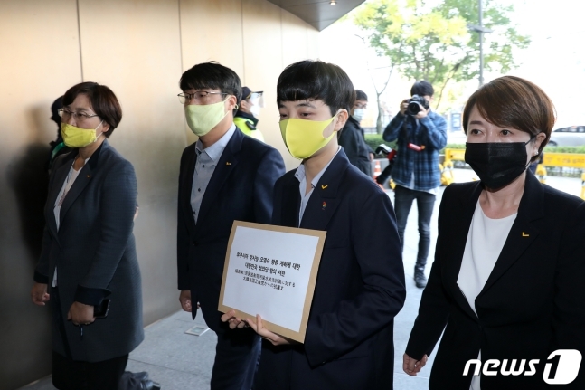류호정 정의당 의원(왼쪽 세 번째)이 후쿠시마 오염수 방류관련 계획에 대한 항의를 위해 26일 오전 서울 종로구 주한 일본대사관으로 김윤기(왼쪽 두 번째), 박인숙(왼쪽) 부대표와 함께 들어가고 있다.