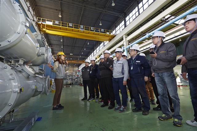 효성중공업 경남 창원 공장을 방문한 효성의 협력업체 관계자들이 시설에 대한 담당자의 설명을 경청하고 있다. 효성 제공