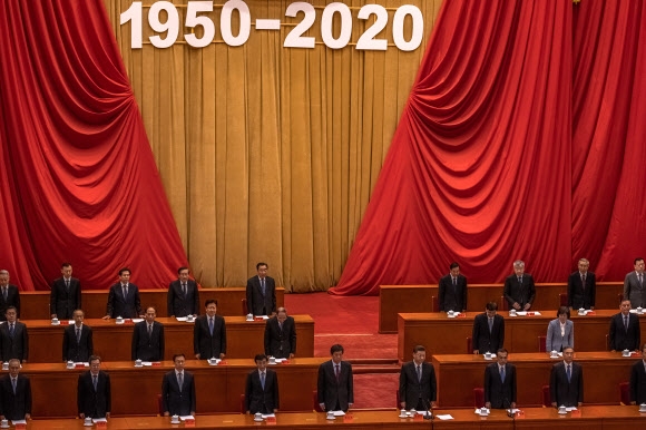 지난 23일 중국 베이징 인민대회당에서 한국전쟁 70주년을 기념하는 행사에 시진핑(앞줄 오른쪽 세번째) 중국 국가주석과 리커창(오른쪽에서 두번째) 총리가 참석했다. 연합뉴스 