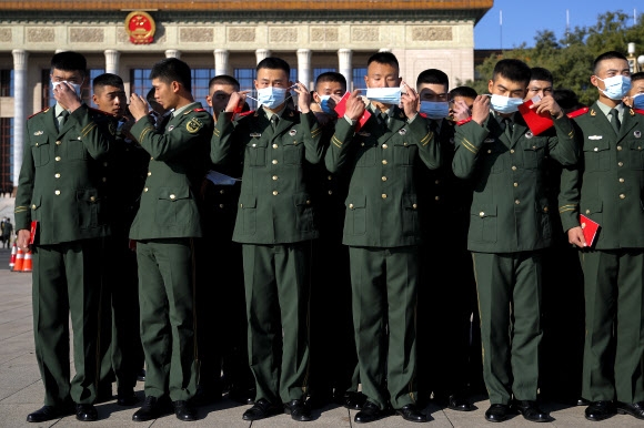 중국 경찰들이 23일 한국전쟁 70주년 행사가 열리는 인민대회당 앞에서 마스크를 쓰고 있다. 연합뉴스 