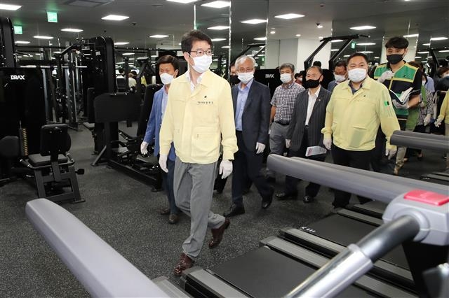 정원오(맨 앞) 서울 성동구청장이 26일 시설점검을 위해 관계자들과 함께 성동구립용답체육센터를 둘러보고 있다. 성동구 제공