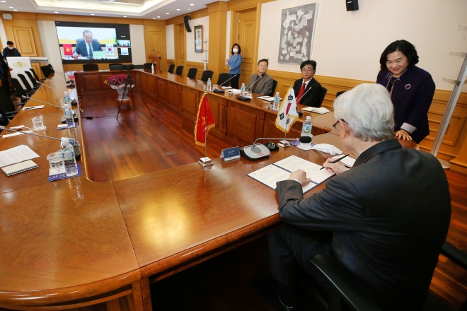 (계명대)계명대가 베트남 수자원대학과 원격화상 회의를 통해 학술교류를 논의하고 협정체결식을 가졌다_01.jpg