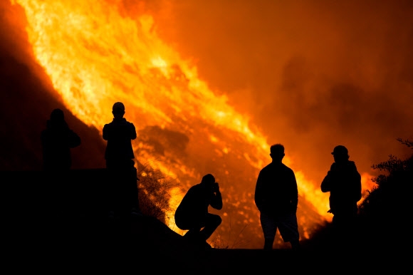 ‘악마의 바람’ 타고 美 산불 확산… LA한인 거주지 10만명 대피