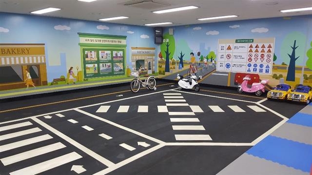 부산시가 어린이 교통사고 예방을 위해 어린이 보호구역(스쿨존) 교통안전 시설 강화, 안전한 통학로 조성, 통학버스 안전의무 강화, 불법 주정차 단속 강화, 어린이 중심 교통문화 정착 등 5개 분야 15개 과제를 마련, 추진한다. 사진은 부암초등학교에 설치된 지역 거점형 교실형 안전 체험관. 부산시 제공
