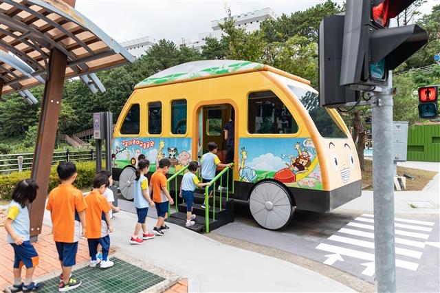 부산시가 어린이 교통사고 예방을 위해 어린이 보호구역(스쿨존) 교통안전 시설 강화, 안전한 통학로 조성, 통학버스 안전의무 강화, 불법 주정차 단속 강화, 어린이 중심 교통문화 정착 등 5개 분야 15개 과제를 마련, 추진한다. 사진은 구포 어린이 교통공원 야외교육장에서 교통안전 교육을 체험하는 어린이들.  부산시 제공