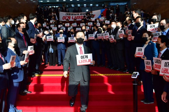 국민의힘 주호영 원내대표와 의원들이 28일 오전 국회 본회의에서 2021년도 예산안 시정연설이 예정된 문재인 대통령의 이동 동선 주변으로 라임.옵티머스 특검을 요구하며 피켓을 들고 구호를 외치고 있다. 2020. 10. 28 김명국 선임기자 daunso@seoul.co.kr