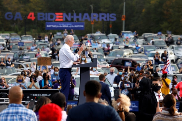 조 바이든 미국 민주당 대통령 후보가 27일(현지시간) 조지아주의 애틀랜타에서 열린 ‘드라이브 인 유세’에서 연설하고 있다. 애틀랜타 로이터 연합뉴스