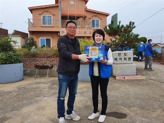 전라남도자원봉사센터가 28일 전남블루재능봉사단, 무안공항하늘로봉사단 등 4개단체 봉사단 회원 30여명과 함께 배로 20분 걸리는 무안군 탄도 섬마을을 찾아 봉사활동을 펼쳤다. 전남도자원봉사센터 제공 