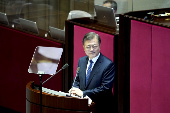 문재인 대통령이 28일 오전 국회 본회의장에서 의원들을 바라보고 있다. 연합뉴스