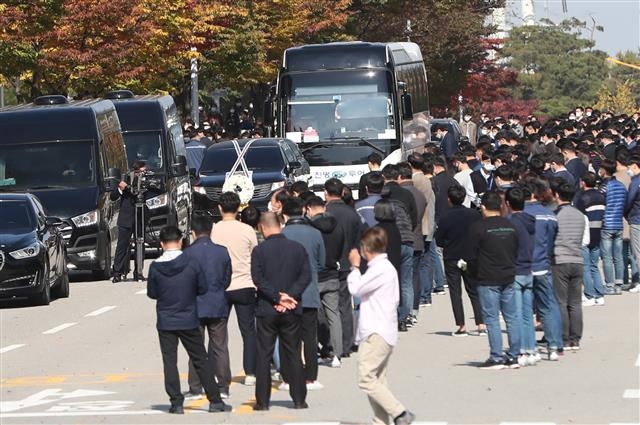 고 이건희 삼성그룹 회장의 운구차량이 28일 경기도 화성사업장에서 직원들과 마지막 인사를 하고 있다. 뉴스1