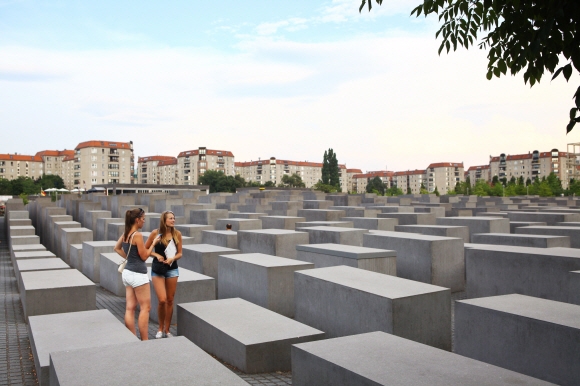독일 베를린 중심에 있는 홀로코스트 메모리얼. 유대인 추모와 기념의 광장으로 7800평에 이르는 부지에 높낮이를 달리한 커다란 기둥 2711개를 세워 희생자를 기린다. 독일인뿐만 아니라 베를린을 여행하는 관광객에게도 꼭 가서 역사를 느껴 봐야 할 장소로 꼽힌다.  이동미 제공
