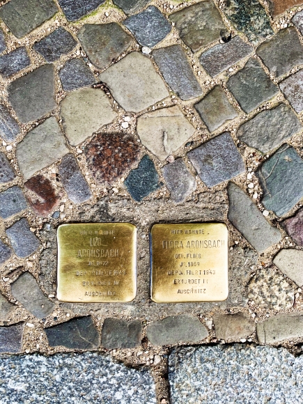 베를린 거리에 박혀 있는 슈톨퍼슈타인. 나치에게 끌려가 희생된 유대인의 이름이 적혀 있다. 이동미 제공