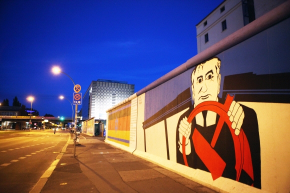 이스트 사이드 갤러리는 베를린 장벽이 무너진 후 허가를 받은 거리의 작가들이 동쪽 벽에 그림을 그리면서 생겨났다. 이동미 제공