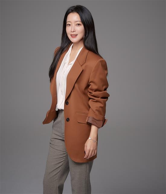 20년 이상 끊임없이 연기 활동을 이어 온 배우 김희선은 최근 종영한 SBS 드라마 ‘앨리스’에서 시간 여행 설정과 액션신을 비롯해 1인 2역에까지 도전해 호평을 받았다. 힌지엔터테인먼트 제공