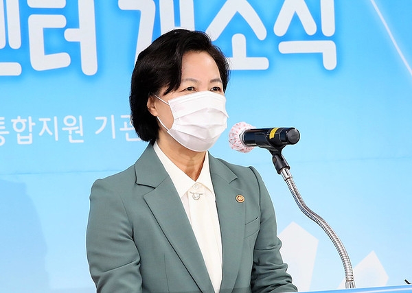 추미애 법무부 장관은 29일 제주스마일센터 개소식에 참석,제주4.3 당시 군사재판으로 옥살이를 한 수형인들에 대한 일괄 재심을 추진하는 방안을 연구중이라고 밝혔다.