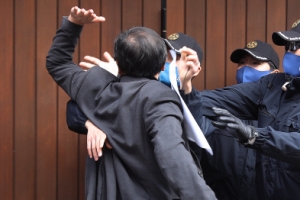 [서울포토] ‘MB 대문 두드리며’ 대국민 사과 촉구하는 유튜버