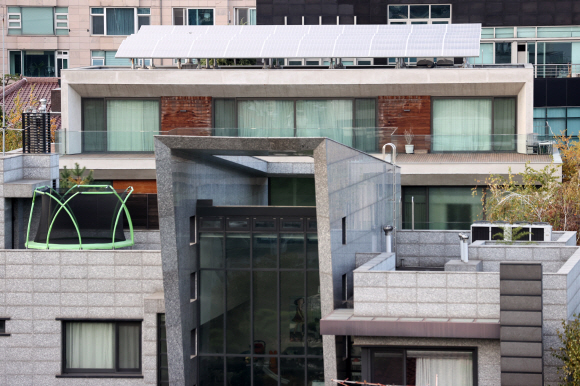 29일 오후 이명박 전 대통령 강남구 논현동 자택 창문에 커튼이 쳐져 있다. 2020. 10. 29 오장환 기자 5zzang@seoul.co.kr