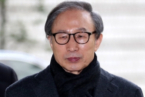 “반성 없는 MB 사면 반대” 22만명 청원…靑 답변할까