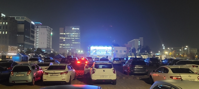 충북도가 지난 27일 혁신도시 남천공원에서 진행한 비대면 자동차 야외콘서트. 충북도 제공.