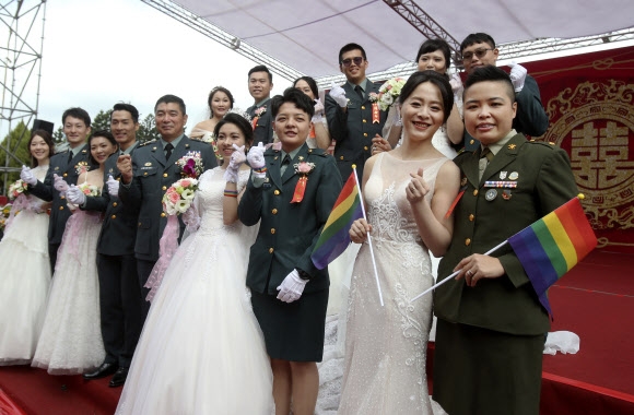 30일 대만 육군의 합동 결혼식에는 188쌍이 참여했는데 두 쌍의 레즈비언 커플이 참여했다. 앞줄 오른쪽부터 왕이 소령과 멩유메이, 첸윙수안 중위와 리윙윙. 타오위안 로이터 연합뉴스 