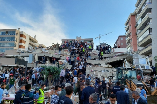 터키 서부 도시 이즈미르에서 30일(현지시간) 구조대가 강진으로 무너진 건물 잔해에서 구조 ·수색 작업을 벌이고 있다. 사진=로이터 연합뉴스