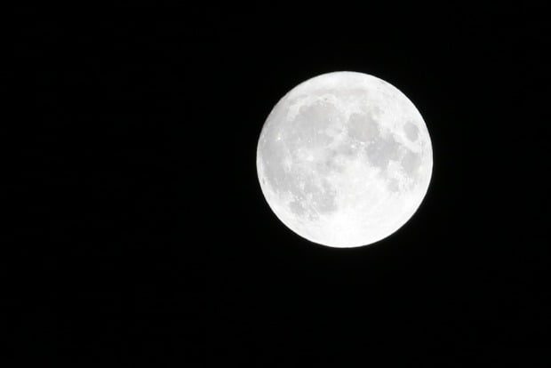 31일 핼러윈데이에 ‘블루문’이 뜬다. 국립과천과학관은 이날 밤 8시, 19년 만에 핼러윈과 동시에 찾아온 블루문(blue moon)을 온라인으로 관측하며 해설 중계할 예정이다. 사진=연합뉴스