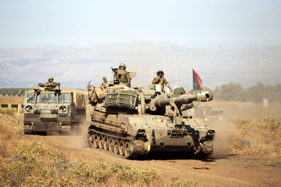 2013년 골란 고원에서 이스라엘 병사들이 자주포와 차량으로 이동하고 있다. 로이터 연합뉴스