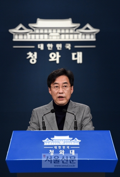 강민석 청와대 대변인이 1일 오전 청와대 브리핑룸에서 차관급 인사 관련 브리핑을 하고 있다. 2020.11.1  도준석 기자pado@seoul.co.kr