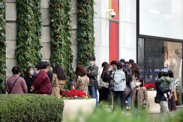 1일 오전 서울 중구 롯데백화점 에비뉴엘 명품관을 찾은 고객들이 샤넬 매장에 들어가기 위해 개장 시간을 기다리고 있다. 2020.11.1뉴스1