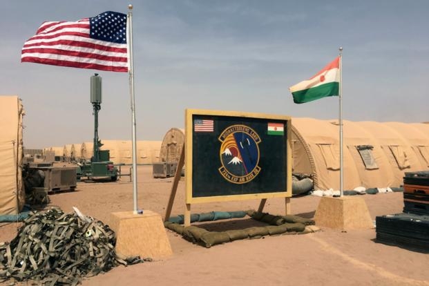 니제르의 미군 공군 기지에 미국과 니제르 국기가 나라힌 걸려 있는 2018년 4월의 사진. AP 자료사진
