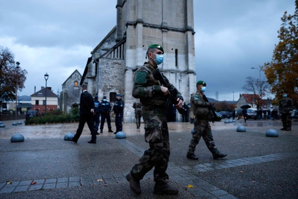 프랑스 북서부 생테티엔의 한 교회 앞에서 31일(현지시간) 경찰 요원들이 순찰을 돌고 있다. 생테티엔 AFP 연합뉴스