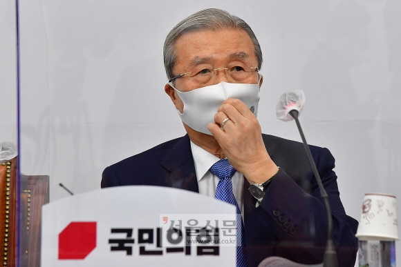 국민의힘 김종인 비상대책위원장이 2일 오전 국회에서 열린 당 비상대책위원회의에서 마스크를 만지고 있다.2020. 11. 2 김명국 선임기자 daunso@seoul.co.kr